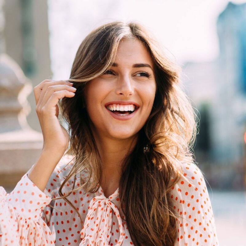 femme heureuse à propos