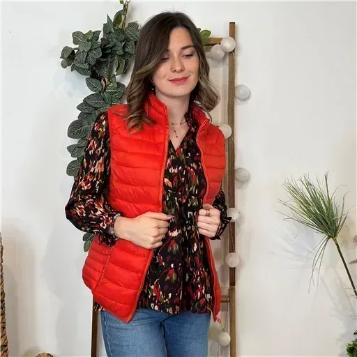 K885- Doudoune sans manche Melya (T36-T44) (rouge) – Image 3