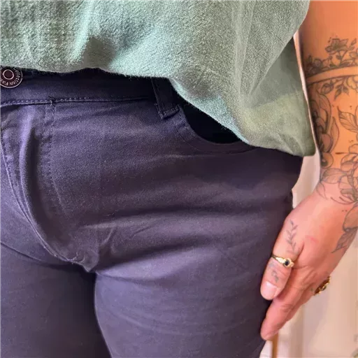 O149- Jean coupe Slim Voggo (T42-T52) (marine) – Image 5