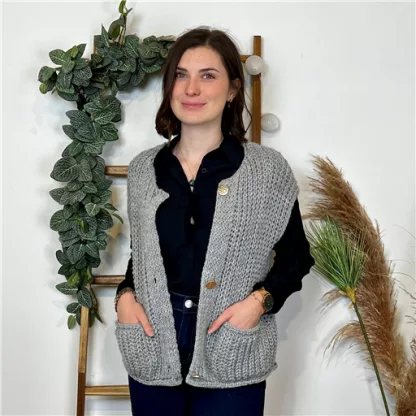 K813- Gilet Grosse Maille bouton doré (Tu) (gris)