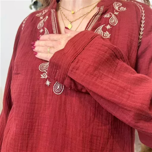 K789- Blouse Coton brodée (T36-T40) (bordeaux) – Image 5