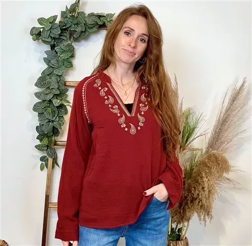 K789- Blouse Coton brodée (T36-T40) (bordeaux) – Image 3