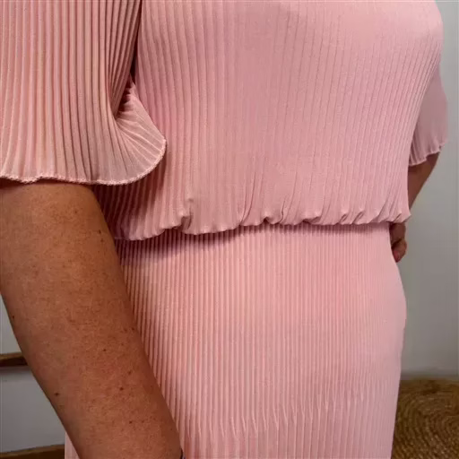 K321- Robe Plissée unie (TU) 🇮🇹 (rose poudré) – Image 5