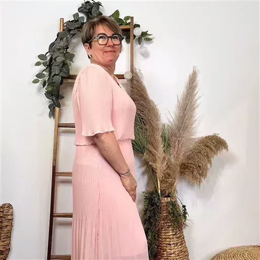 K321- Robe Plissée unie (TU) 🇮🇹 (rose poudré) – Image 2