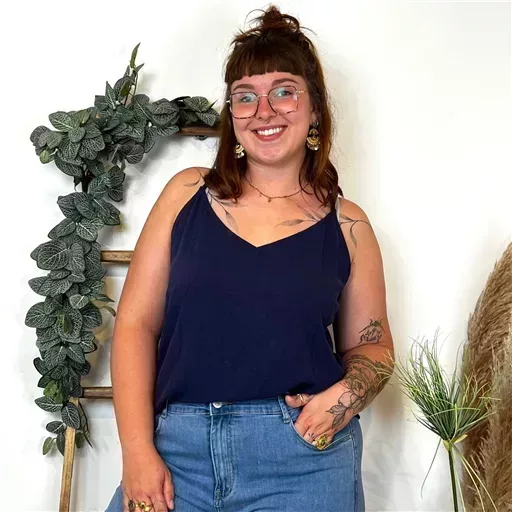 K233- Débardeur Maëlle dos brodé (T40-T48) (marine) – Image 3