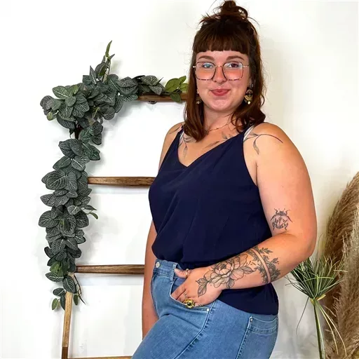 K233- Débardeur Maëlle dos brodé (T40-T48) (marine) – Image 2