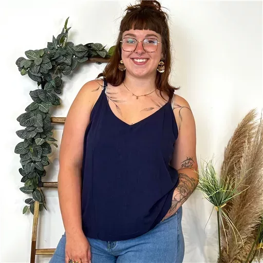 K233- Débardeur Maëlle dos brodé (T40-T48) (marine) – Image 5