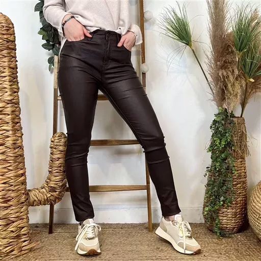 M969- Jean slim Enduit (T36-T44) (marron) – Image 4