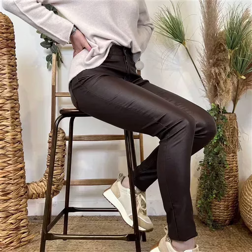 M969- Jean slim Enduit (T36-T44) (marron) – Image 7