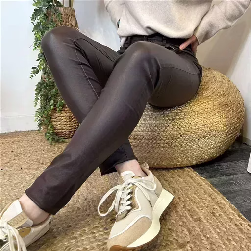 M969- Jean slim Enduit (T36-T44) (marron) – Image 3