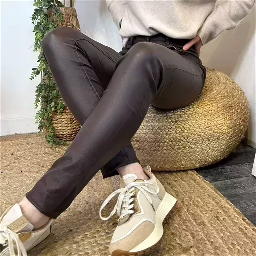 M969- Jean slim Enduit (T36-T44) (marron) – Image 3