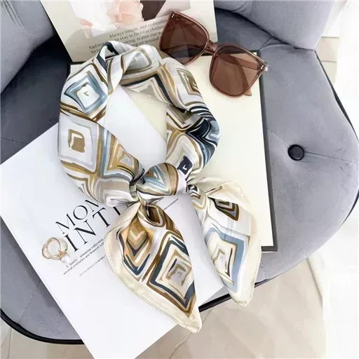 Y409- Carré touché soie (doré) – Image 2