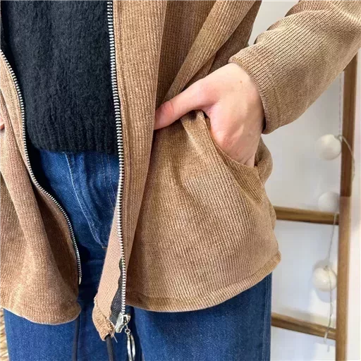 K132- Veste cotelée capuche (Tu) (camel) – Image 5