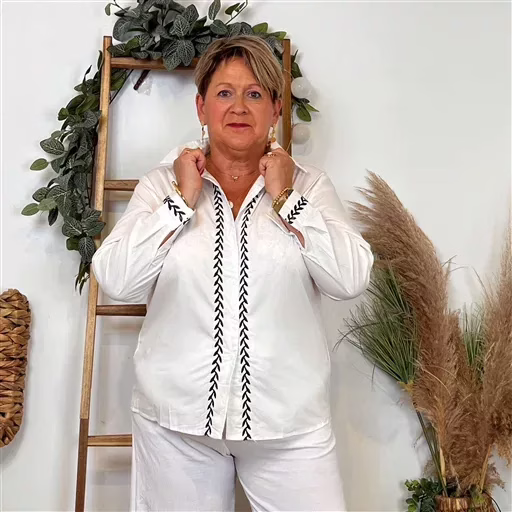 K125- Blouse brodée Christy (T44-T52) (blanc) – Image 5