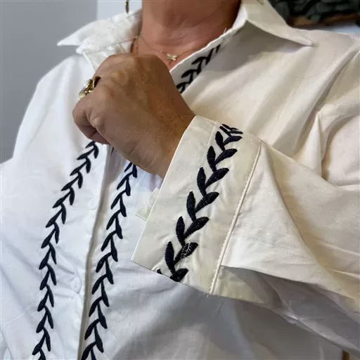 K125- Blouse brodée Christy (T44-T52) (blanc) – Image 8