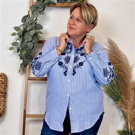 K961- Blouse brodée Christy (T44-T52) (bleu jeans) – Image 6