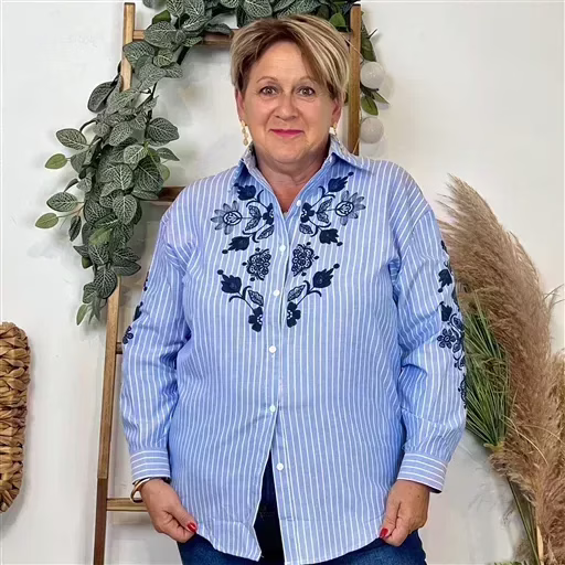 K961- Blouse brodée Christy (T44-T52) (bleu jeans) – Image 2