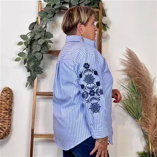 K961- Blouse brodée Christy (T44-T52) (bleu jeans) – Image 3