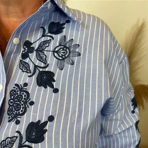 K961- Blouse brodée Christy (T44-T52) (bleu jeans) – Image 5