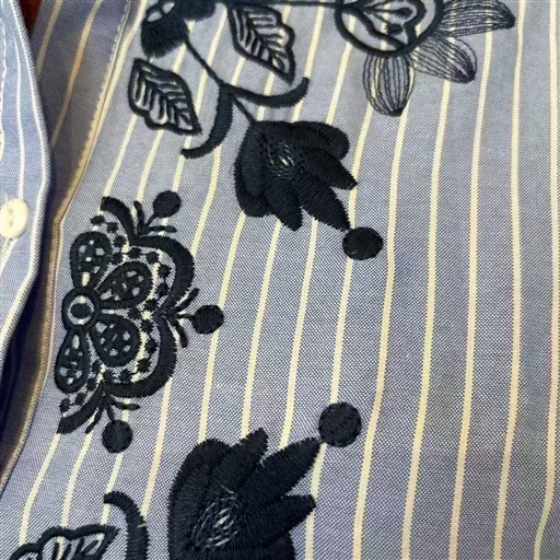 K961- Blouse brodée Christy (T44-T52) (bleu jeans) – Image 7