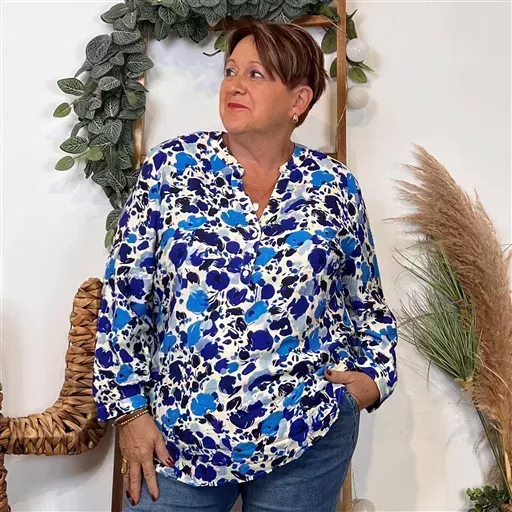 K974- Blouse « Christy » Fleurettes (T44-T52) (bleu royal) – Image 3