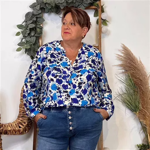 K974- Blouse « Christy » Fleurettes (T44-T52) (bleu royal) – Image 2