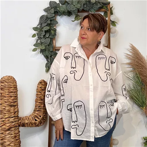 Z106- Chemisier Visage Abstrait (blanc) – Image 4