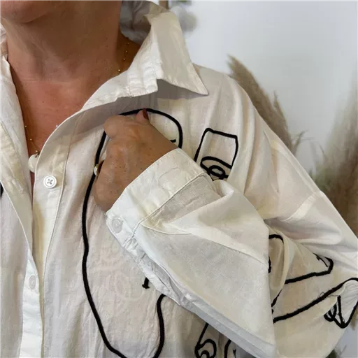 Z106- Chemisier Visage Abstrait (blanc) – Image 3