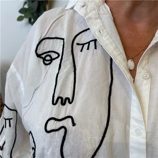 Z106- Chemisier Visage Abstrait (blanc) – Image 5