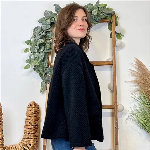 K054- Veste courte chevron (Tu) 🇮🇹 (noir) – Image 3