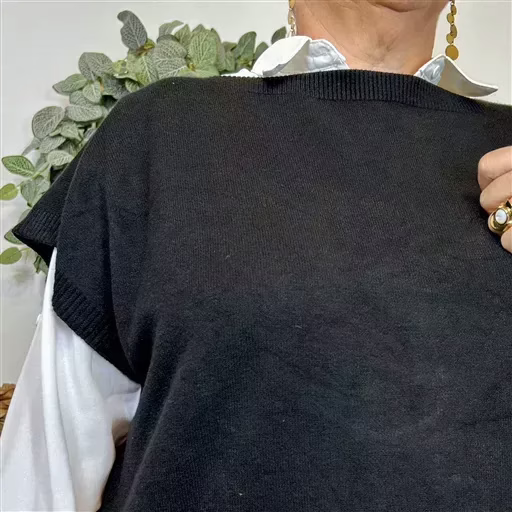 Z102- Pull sans manches dos boutonné (noir) – Image 5