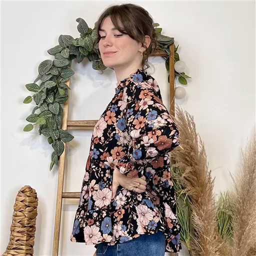 K036- Blouse By One imprimé floral (noir) – Image 3