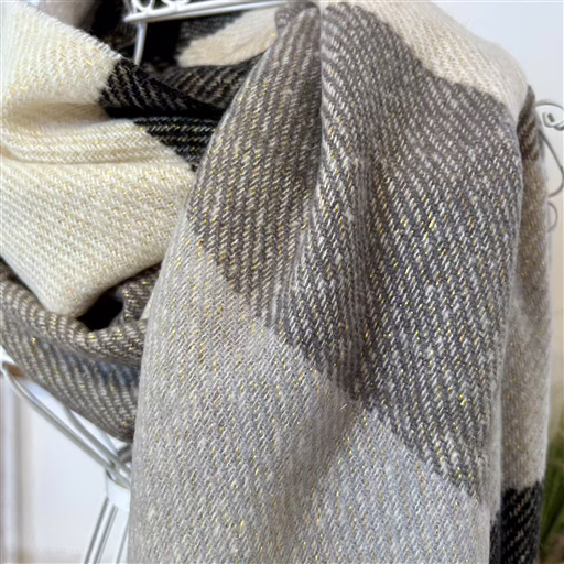 Y501- Écharpe à carreaux asymétrique (noir) – Image 3