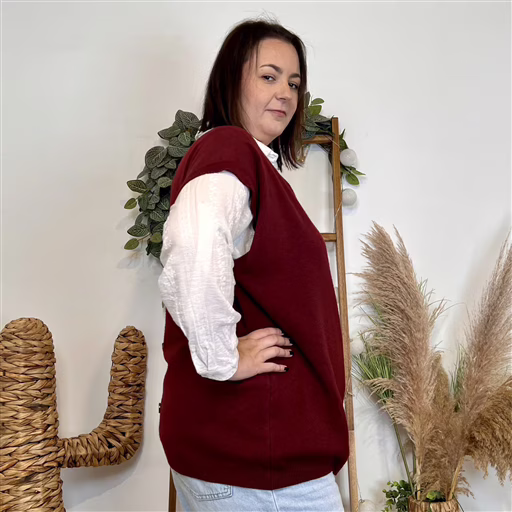 Z102- Pull sans manches dos boutonné (bordeaux) – Image 3