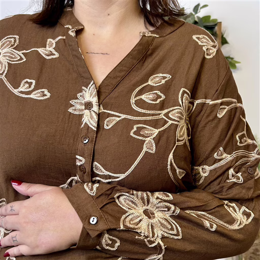 J984 - Chemise brodée fleurs (T44-T52) (marron) – Image 6