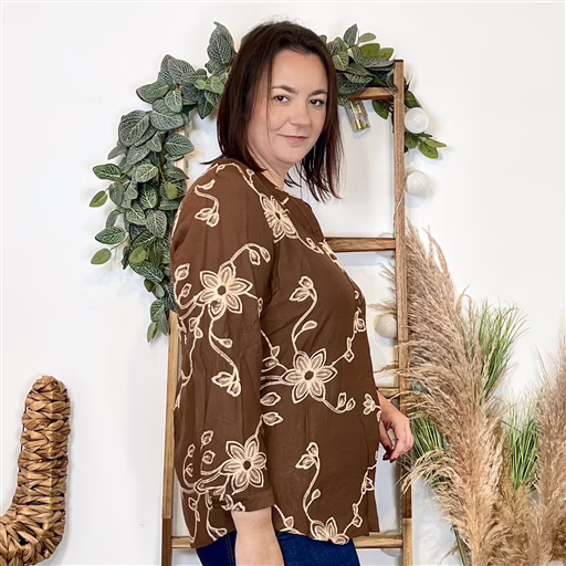 J984 - Chemise brodée fleurs (T44-T52) (marron) – Image 4