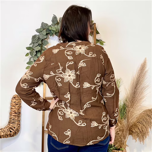 J984 - Chemise brodée fleurs (T44-T52) (marron) – Image 5