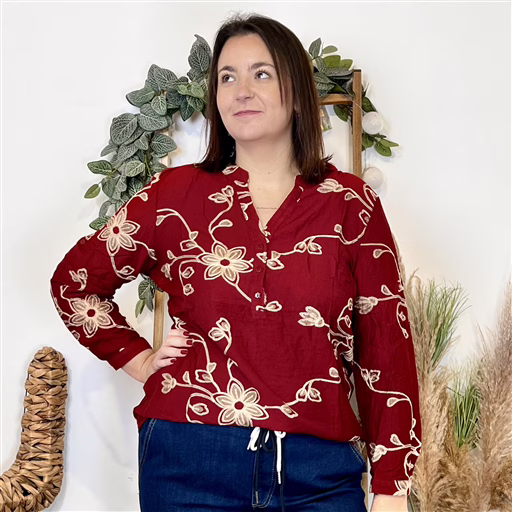J984 - Chemise brodée fleurs (T44-T52) (bordeaux) – Image 3