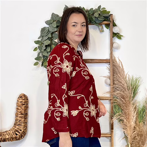 J984 - Chemise brodée fleurs (T44-T52) (bordeaux) – Image 4