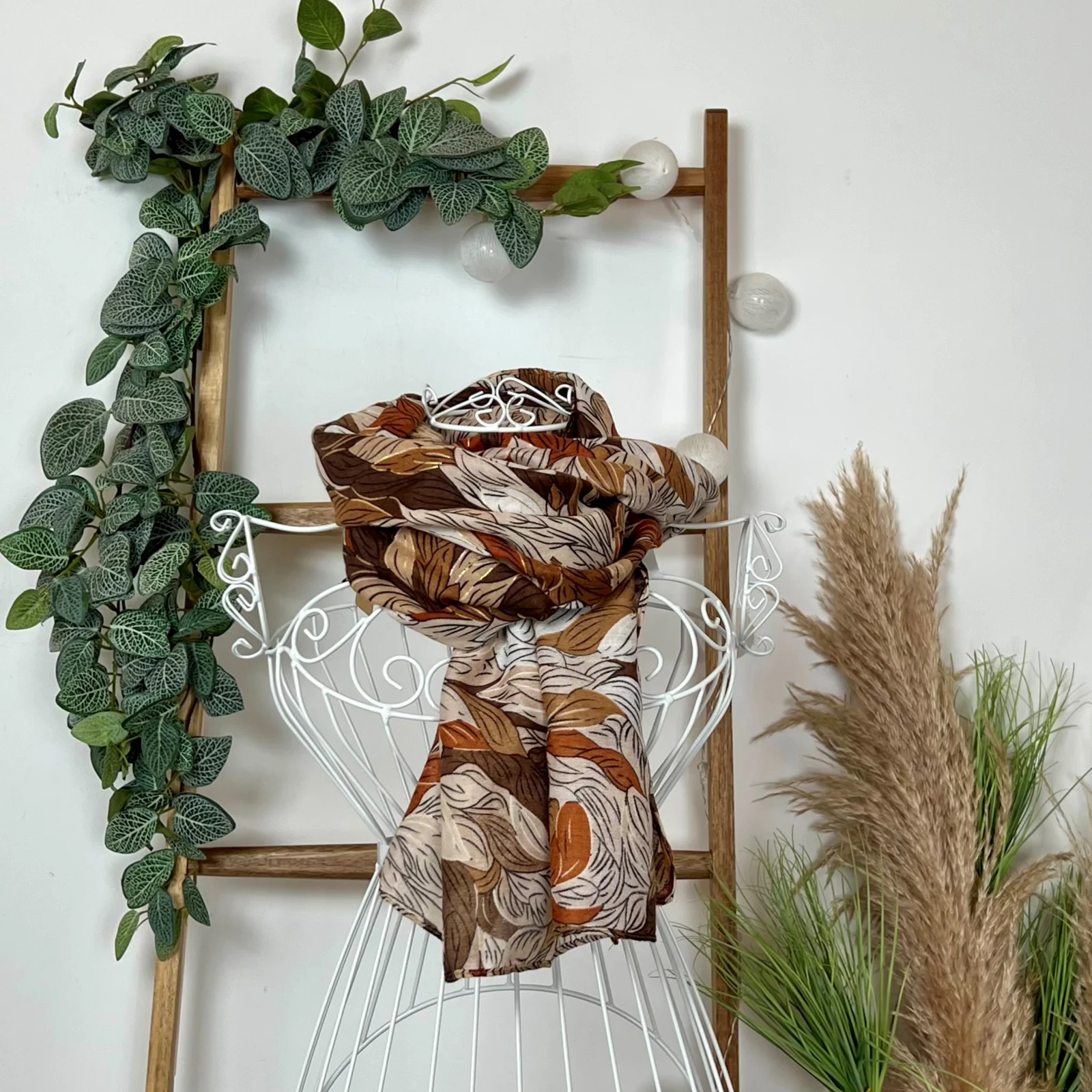 Y511- Foulard plumes détails dorés