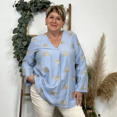 K820- Blouse brodée Christy (T44-T52) - bleu-ciel - 52