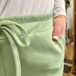 Jogging large uni à poches - vert-pale - taille-unique
