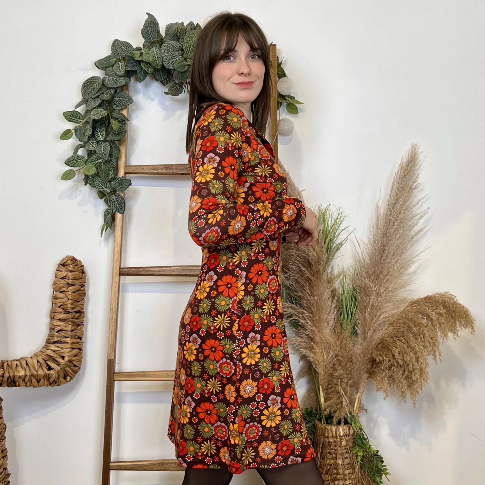 J976 - Robe Rétro à fleurs - marron - 42