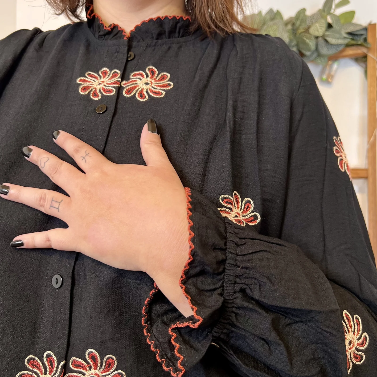 K932- Chemisier brodé fleurs - noir - 48