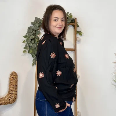 K932- Chemisier brodé fleurs - noir - 48