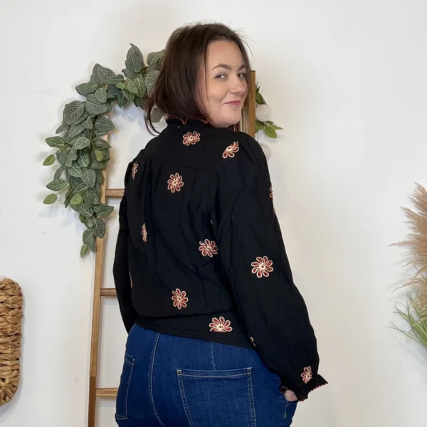 K932- Chemisier brodé fleurs - noir - 48