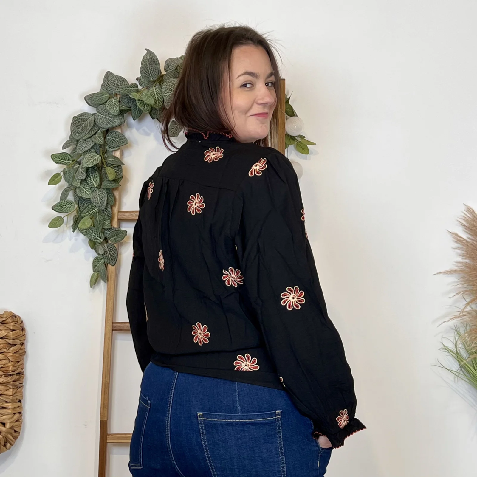 K932- Chemisier brodé fleurs - noir - 48