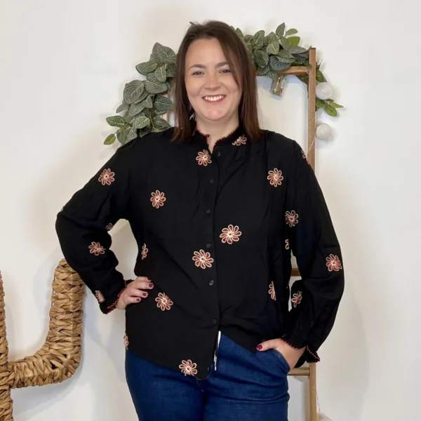 K932- Chemisier brodé fleurs - noir - 48