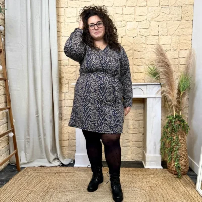 J811- Robe fluide graphique - marine - 48