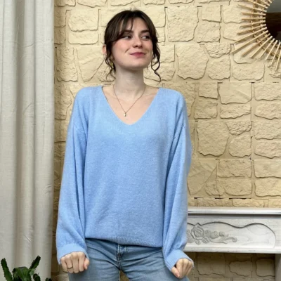 I776 - Pull col V en maille douce - bleu-ciel - taille-unique